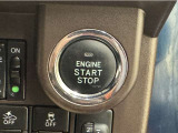 エンジンスタートボタンです。キーが車内にあれば、エンジンの始動・停止はブレーキを踏んでスイッチを押すだけ!キーを取り出す手間を省き、ワンプッシュでエンジンを操作するので簡単でスムーズです。