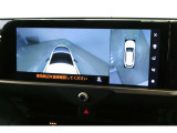 【パノラミックビューモニター】映像で、見づらい車両周辺の確認をアシスト。クルマを真上から見ているような映像を表示。 運転席から確認しにくい車両周囲の状況を把握。