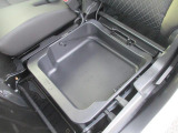 助手席シート下にも収納スペースがあります。