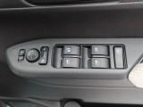 パワーウィンドウのスイッチです。 運転席に居ながら助手席の窓を開け閉めできるので便利ですよ。 ロック機能も付いてるので子供がイタズラして窓を開けるという事もできなくできますよ。