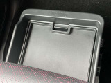 助手席にはアンダートレイも備えちょっとした収納に便利です。