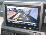 バックをするとき自動でリアの様子が映る『リアカメラ』付き! ナビ画面で確認しながらバックができますから安心ですね。でも、目視も大切ですよ!安全第一でお願いします!