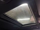 ●パノラミックスライディングルーフ::大迫力のパノラマルーフは、後部座席にまで続いており、開放的な空間をお楽しみいただけます。