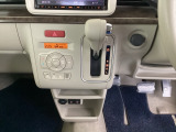 足元スッキリ、インパネシフトです。パーキングブレーキはフットブレーキタイプなので、運転席と助手席の間がスッキリしています。
