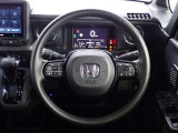 ハンドル左側にはオーディオ操作が出来るオーディオリモートコントロールスイッチ、右側にはHonda SENSINGとオートクルーズコントロールのスイッチを装備!