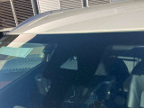 フロントガラスの上部には衝突軽減ブレーキの装置も付いており、より安全に運転を楽しんでいただくことができます。