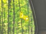 【ブラインドスポットモニター】走行中、ドアミラーの死角になりやすい箇所に後続車が接近するとサイドミラーのレンズに警告を表示!ドライバーに注意喚起をしてくれます。