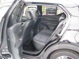 後席もきれいにクリーニングされています。足元のスペースもこれだけ広ければ一緒に乗っている人もゆったりお乗りいただけそうです。