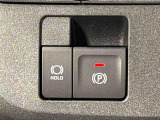 指先だけで簡単に操作が可能な電動パーキングブレーキを採用。「HOLD」スイッチを押すと、渋滞や信号待ちなどでブレーキペダルから足を離しても、ブレーキを保持するので安心です