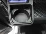 【カップホルダー】エアコン吹き出し口下部に設置されていますので使いやすさバッチリ!助手席から手の届くちょうどの位置です!