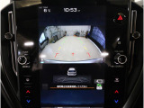 後方の映像を車内の11.6インチディスプレイに表示。 ステアリング操作に連動して動くガイドラインが、駐車や車庫入れをよりスムーズにサポート。狭いスペースでも安心して操作できる頼れる機能です。
