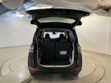 バックドアを上げた状態です。シートのアレンジ次第で荷室のスペースが変わります!用途に合わせて快適な室内を?