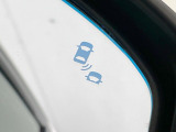 【ブラインドスポットインフォメーション】走行中、ドアミラーの死角になりやすい箇所に後続車が接近するとサイドミラー付近に警告を表示、ドライバーに注意喚起をしてくれます。