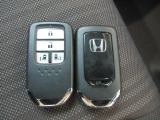 スマートキー付!キーを取り出さなくてもドアロックの施錠・開錠、エンジンの始動が出来ます!雨の日や荷物の多い日にとても便利ですね♪