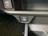 助手席側にアクセサリーソケット、充電用USBチャージャー搭載。