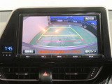 車両後方の映像を映すバックモニター。進路を確認しながら安全に車庫入れできます。