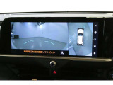 【パノラミックビューモニター】映像で、見づらい車両周辺の確認をアシスト。クルマを真上から見ているような映像を表示。 運転席から確認しにくい車両周囲の状況を把握。