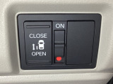 左側電動スライドドアは運転席からでも操作ができるように、ハンドル付近に開閉の操作スイッチが付いています。