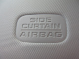 サイドカーテンエアバックシステムは、側面衝突時に大人から子供までさまざまな体格の乗員の頭部や頚部を広範囲で保護。特にセンターピラーへの頭部衝突を防ぐ展開性能を実現しています。