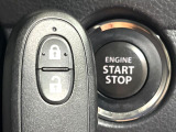 【キーレススタートシステム】カバンやポケットに入れたままでもドアの施錠・解錠が可能なスマートキーを装備。エンジンのオン・オフ時もカギを取り出す必要が無いからとっても便利です♪