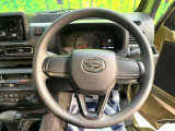 インテリアに合わせたデザインのステアリングは、運転される方のことも考え、運転しやすい形状、大きさです。是非一度、実際に触ってお確かめください。