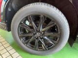 大迫力のホイールが装着されておりおクルマの存在感を足元から引き立ててくれます。