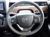 ハンドル左側にはオーディオ操作が出来るオーディオリモートコントロールスイッチ、右側にはHonda SENSINGとオートクルーズコントロールのスイッチを装備!