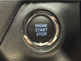 エンジンスタートボタンです。キーが車内にあれば、エンジンの始動・停止はブレーキを踏んでスイッチを押すだけ!キーを取り出す手間を省き、ワンプッシュでエンジンを操作するので簡単でスムーズです。