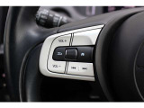 ハンドル左部分でオーディオ操作が可能。そのため、運転中でも目線をずらさずに安全運転♪スマートフォンを接続してハンズフリー通話も可能です。