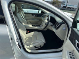 インストルメントパネルは僅かに運転席側へと傾けられているほか、余計なスイッチ類を可能な限り排し、運転に集中しやすい環境を造り出しています