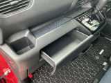 助手席の前には薄型BOXティッシュがスッポリ入る収納もついてます!!