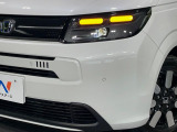 【LEDヘッドライト】悪天候や夜間走行時も良好な視界を確保し安心して運転できる高輝度LEDヘッドライトを装備!点灯速度が早く、消費電力も抑えられています。