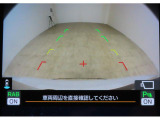 ■リヤビューカメラの映像です。ステアリング連動ガイドラインが、後退時の予想進路を表示し、運転のサポートを致します。