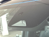 【三菱e-Assist】走行中に前方の車両等を認識し、衝突しそうな時は警報とブレーキで衝突回避と被害軽減をアシスト。より安全にドライブをお楽しみいただけます。