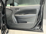 全席パワーウィンドウ付です。ドアの内側にも収納スペースやドリンクスペースがあってとっても便利。