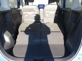 お荷物の量や乗車人数に合わせて使えるリヤシートは、ご覧のように倒すことが出来ますので便利です。