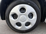 純正のフルホイールキャップはデザインもおしゃれです。 タイヤサイズは155/65R14です。
