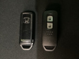 スマートキーを装備しています。鍵を差し込むことなくドアロックの開け閉めと、スタートボタン操作でのエンジンスタートができます。スペアキーも同じものを用意しております。