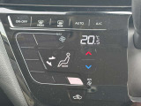 オートエアコンです!ボタンでの簡単な操作で室内を快適な温度にしてくれますので、夏場や冬場でも快適なドライブができます。
