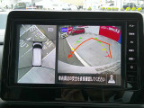 【アラウンドビューモニター】空から見下ろすような視点で、スムースな駐車と安全確認をサポートします。