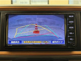バックガイドモニター付きです。車の後方に小型カメラが付いており、バックする際の後方の様子をモニター上に表示します。