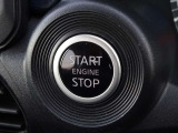 【プッシュスタート】キーが車内にあれば、エンジンの始動・停止はブレーキを踏んでスイッチを押すだけ!キーを取り出す手間を省き、ワンプッシュで操作するので簡単でスムーズ!