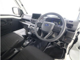 ■視界良好で運転しやすいコックピットです。シンプルで操作性の良いインパネ回りにデザインされ、SUBARUは安全性能に徹底的にまでこだわった視界設計を行っています。