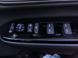 運転席のスイッチで全てのウィンドウの開閉操作を行うことができます。ロックボタンをONにしておくと、運転席以外のウィンドウは作動しないのでお子様を乗せているときなども安心ですね♪