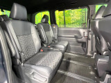 後部座席も気になるようなキズ・汚れやへたり等、大きなダメージはなく、良好な状態です。