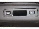 ハンズフリーアクセスパワーテールゲート(予約クローズ機能付)荷物でいっぱいのあなたを少しだけお手伝いします。Hondaスマートキーを持っていれば、ハンズフリーでテールゲートの開閉が可能です。