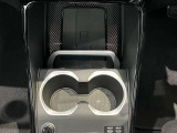 置き型充電に対応しております。お持ちの携帯電話が置き型充電器対応でしたら、充電コードの必要なく、すっきりとした車内のまま携帯の充電が可能です。