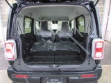 シートを倒せば、大きな荷物も余裕で飲み込む大空間。Huge space for large items with the rear seats folded.