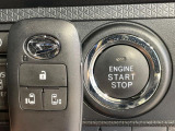 【キーフリーシステム】カバンやポケットに入れたままでもドアの施錠・解錠が可能なスマートキーを装備。エンジンのオン・オフ時もカギを取り出す必要が無いからとっても便利です♪