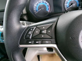 ステアリングに、オーディオコントロールスイッチが付いて便利です。